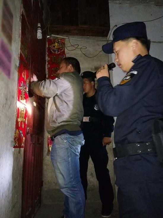 张家界粗心妈妈误将幼女锁家中 